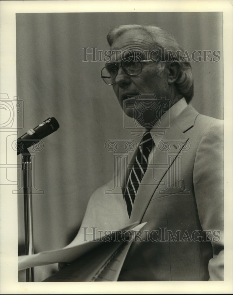 Press Photo Attorney Joe Berry speaks at the microphone- Historic Images