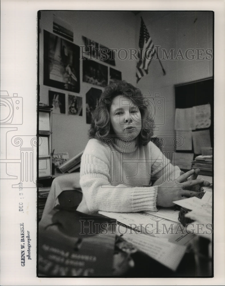 1988 Press Photo Educator Susan Lloyd At Desk- Historic Images