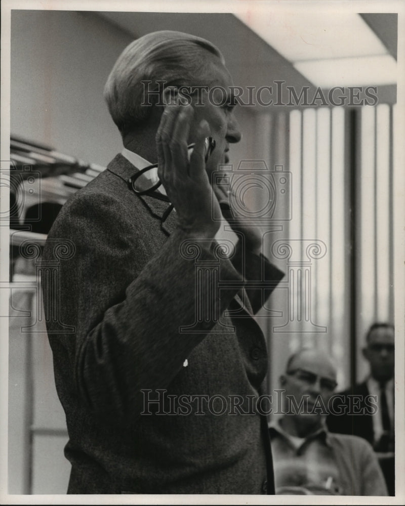 1970 Press Photo Joe Elliot Speaks To Group- Historic Images