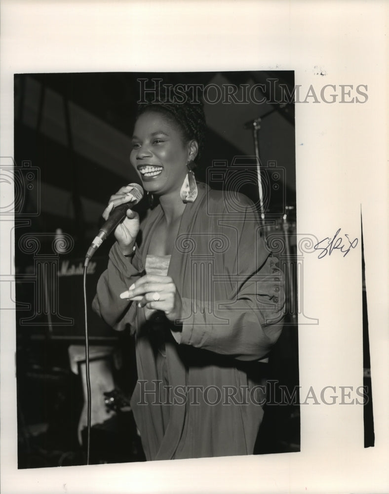 1988 Press Photo Local Musician Hundrea Holland Sings - ahta00641 - Historic Images