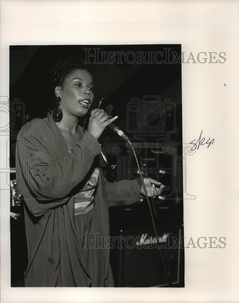 1988 Press Photo Musician Hundrea Holland Performs - ahta00642 - Historic Images