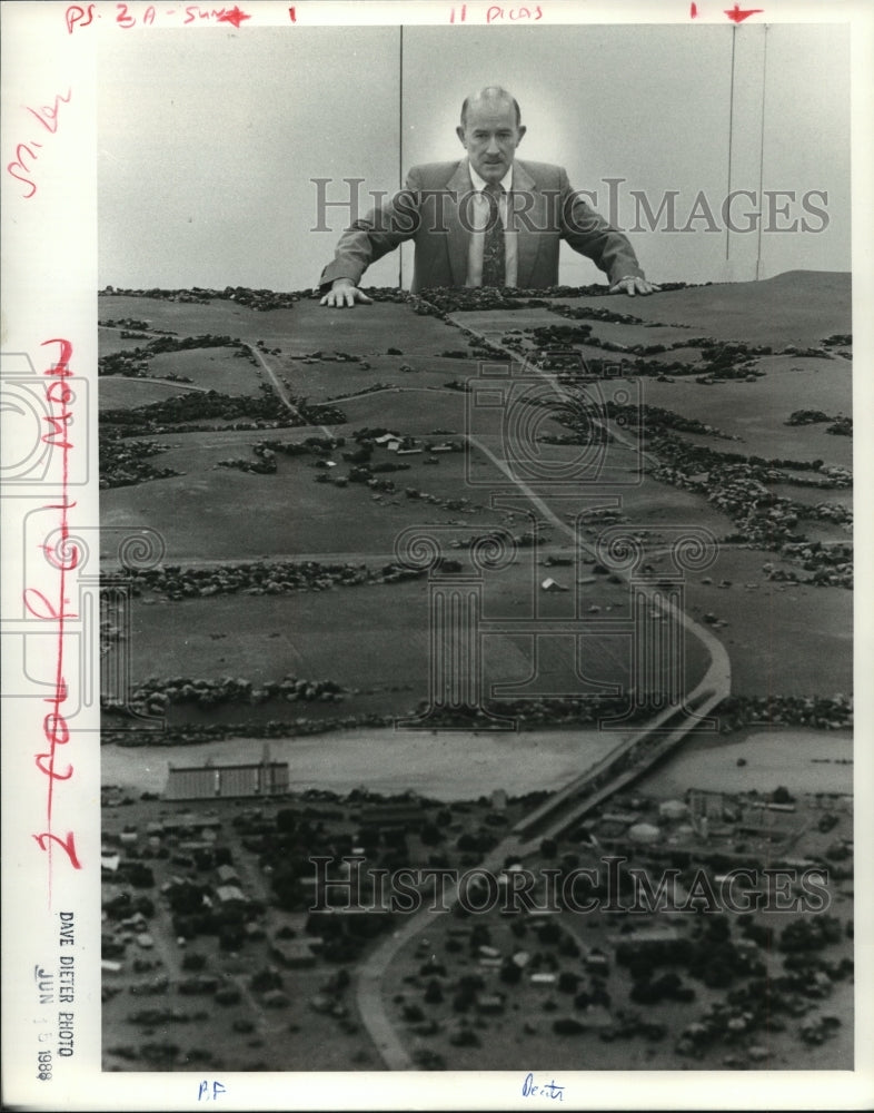 1988 Press Photo Systems Of Simulation Director Kelly Grider Looks At Model- Historic Images