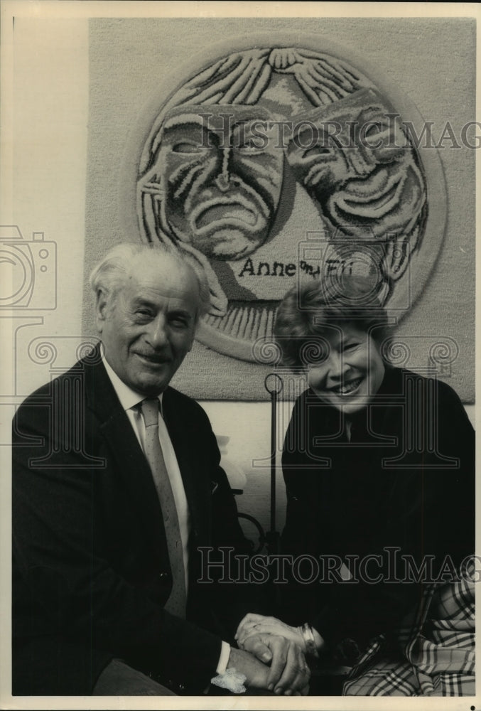 1989 Press Photo Anne Jackson With Husband In Front Of Anne And Eli Artwork - Historic Images