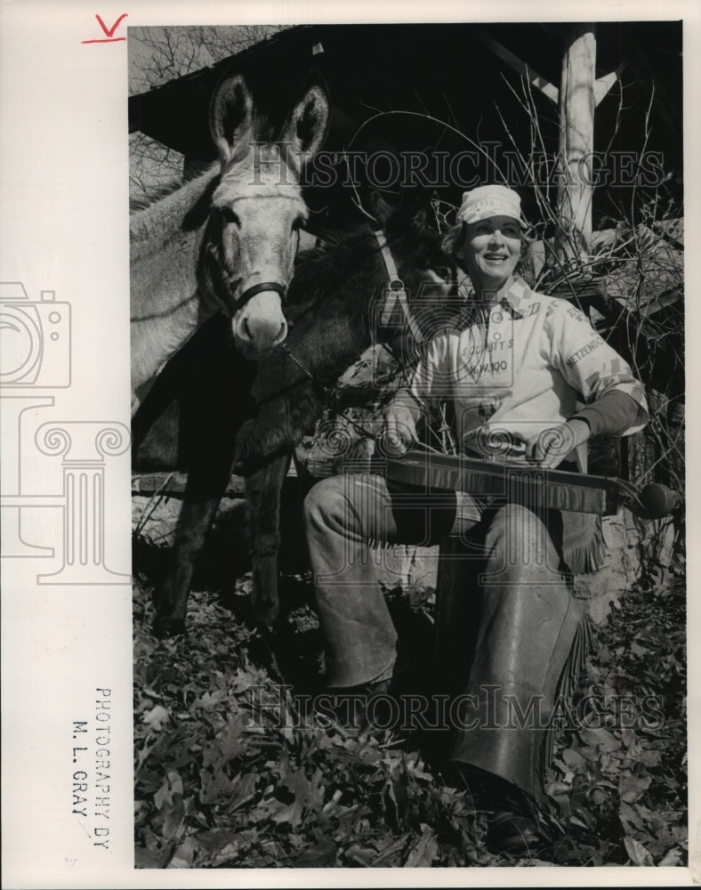 1989 Press Photo Marilynn Powell Green, Musician, with Donkeys - ahta00728- Historic Images