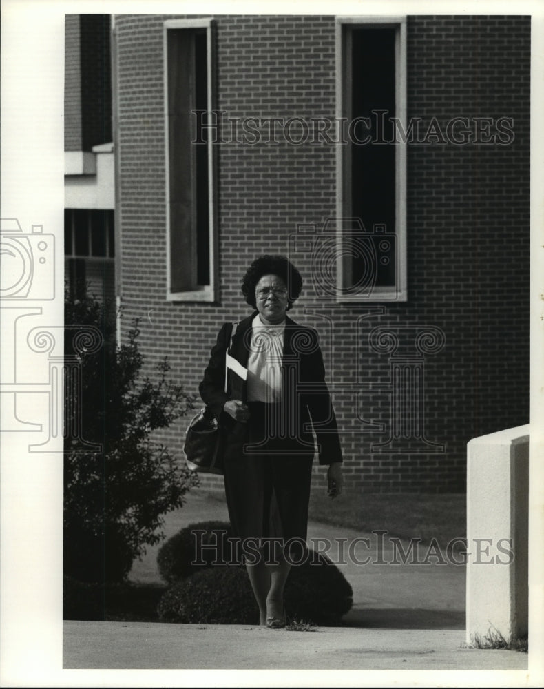 1987 Press Photo Dr. Bessie W. Jones, Dean at Alabama A&M University- Historic Images