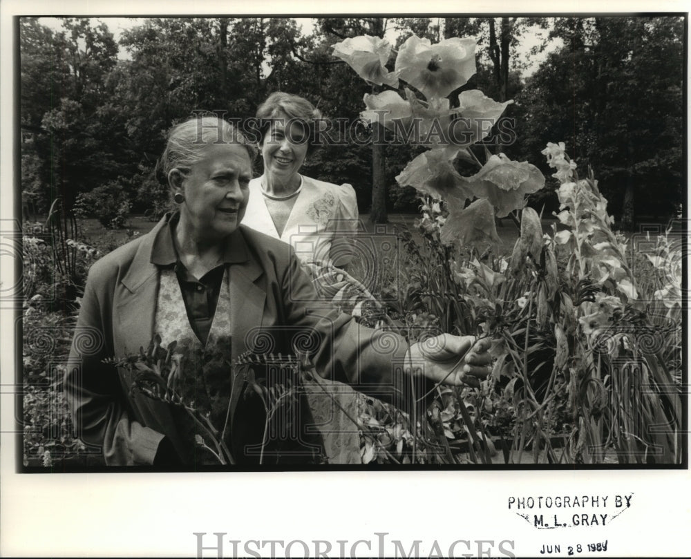 1989 Press Photo Betty Grisham, Fabric Designer, and Madelyn Poteat- Historic Images