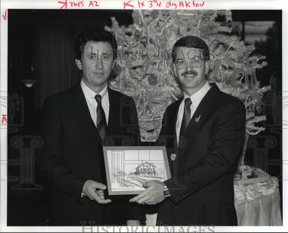 1990 Press Photo UAH Dr. William Crump And Oleg Aktov Show Artwork At Consortium- Historic Images