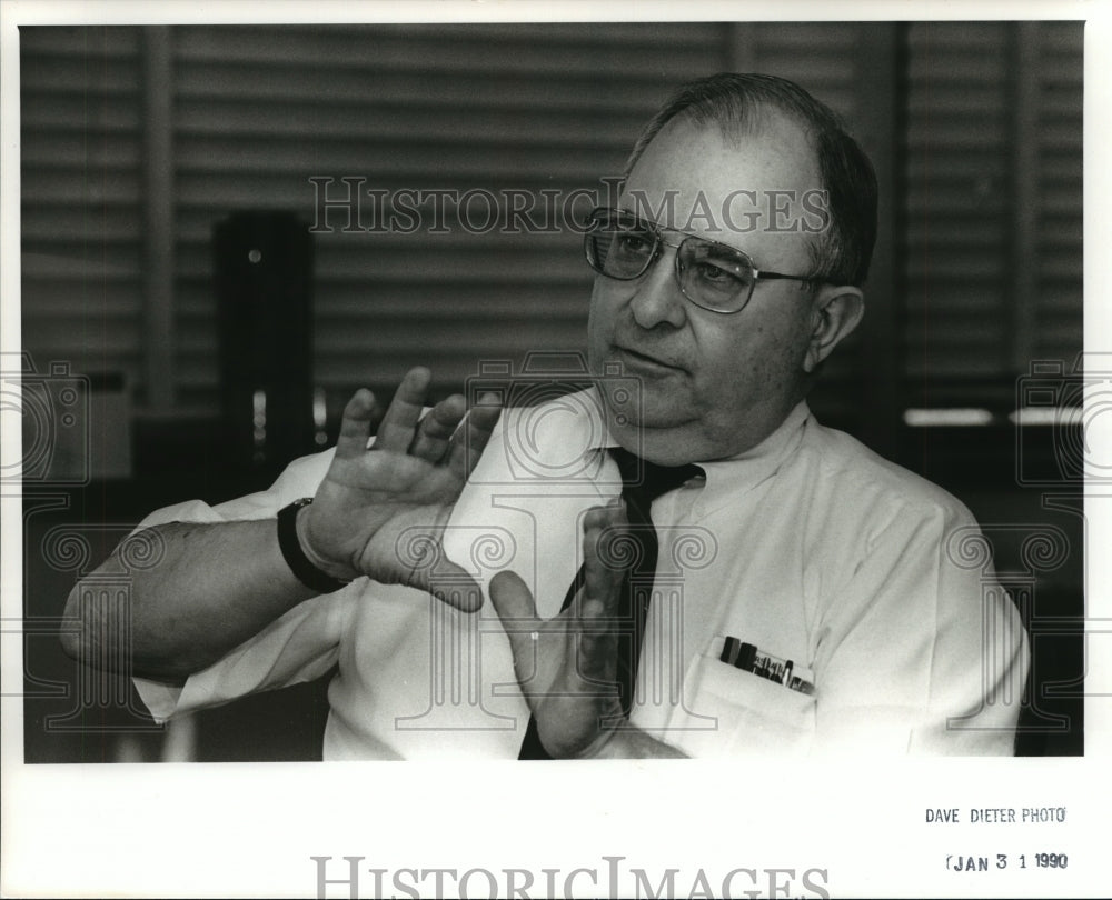 1990 Press Photo Hal Coldwater, Marshall Space Flight Center- Historic Images