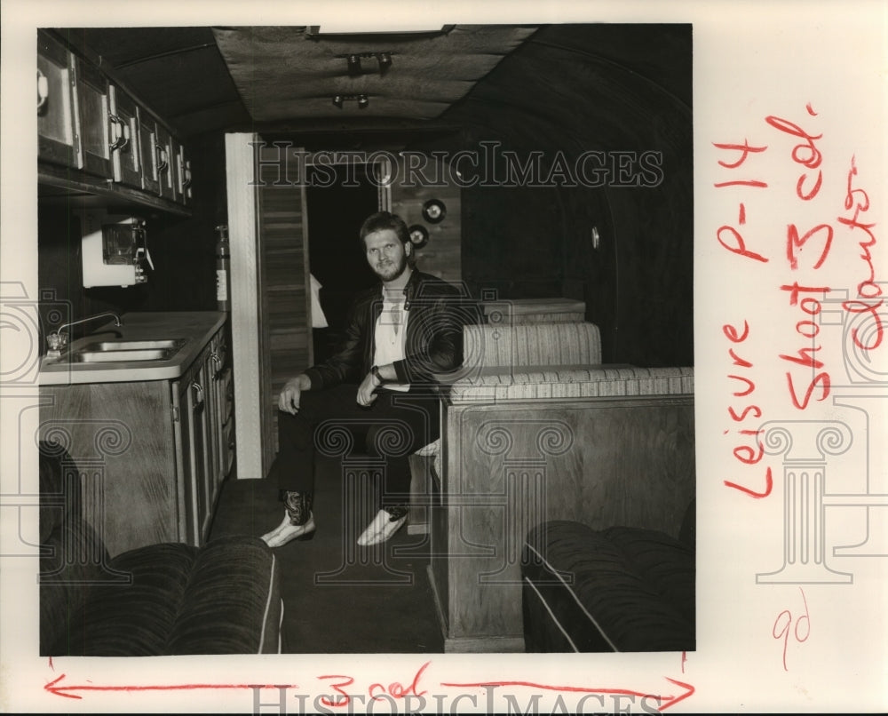 1988 Press Photo Musician Phil Clanton Sits In A Trailer- Historic Images