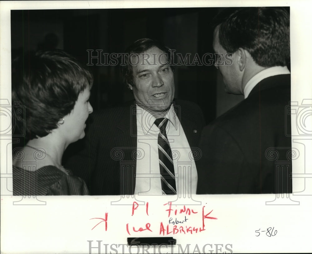 1986 Press Photo Educator Robert E. Albright Talks To Colleagues- Historic Images