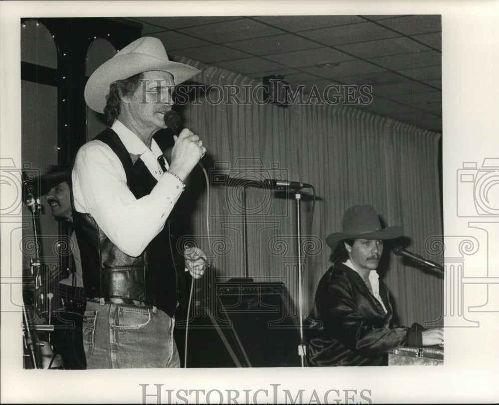 1989 Press Photo Musician Doyle Brady Performs On Stage - ahta01045 - Historic Images