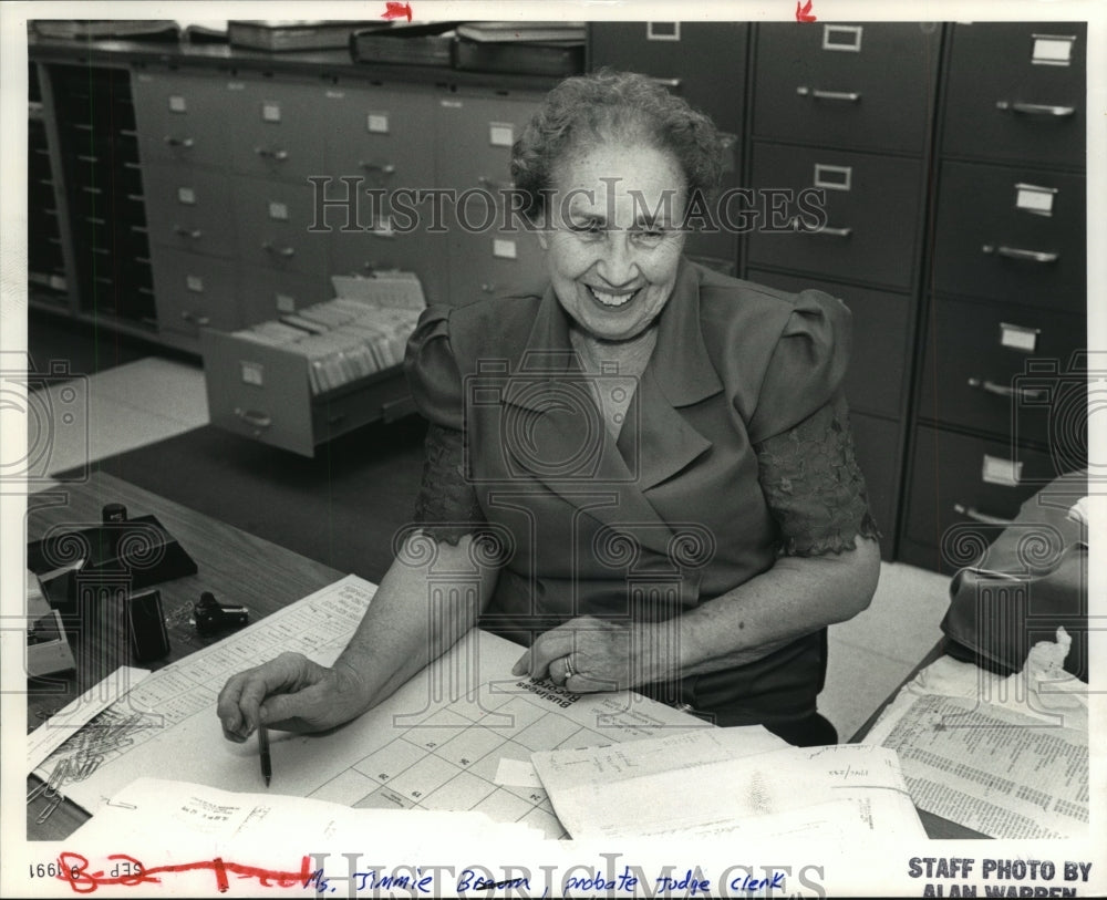 1991 Press Photo Probate Court Clerk Jimmie Branum Works At Desk- Historic Images