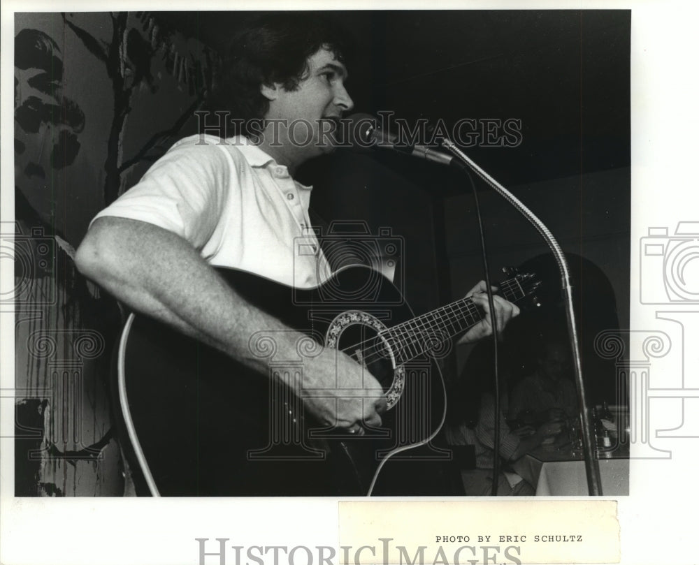 1988 Press Photo Musician Noel Cooney Performs With His Guitar - ahta01116 - Historic Images