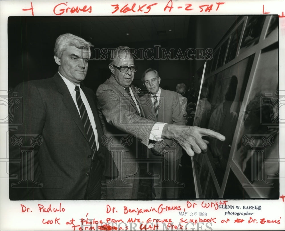 1989 Press Photo Doctors Look At Photographs Of Graves&#39; Term As UAH President- Historic Images