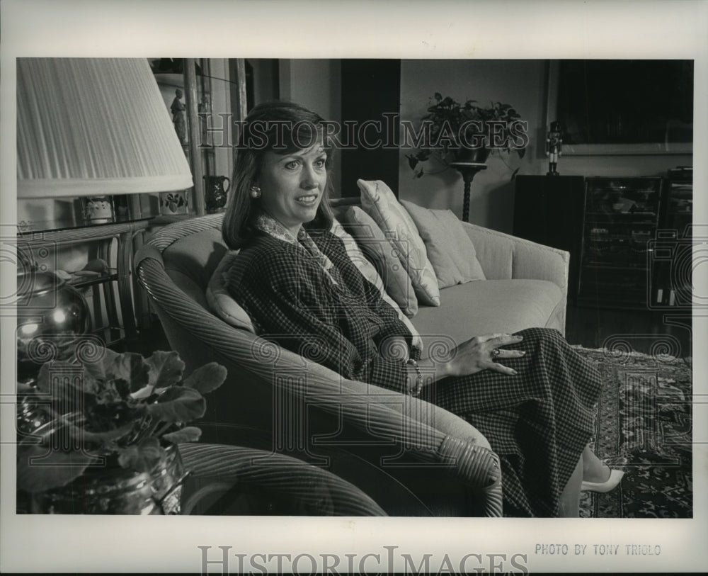 Press Photo Wife Of Steve Hettinger Bonnie Hettinger Relaxes In Sofa- Historic Images