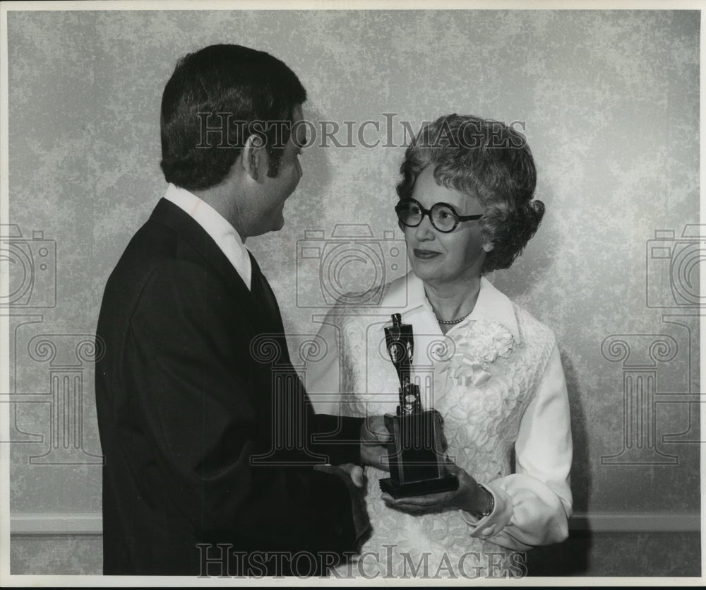 Press Photo Elvira Glover, Civic Leader, Receives Award- Historic Images