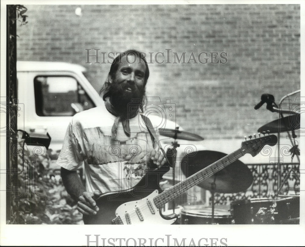 1988 Press Photo Huey Givens, Musician in Huntsville, Alabama - ahta01172 - Historic Images