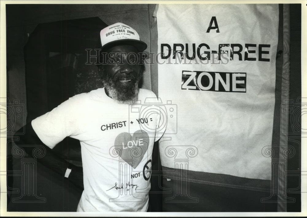 1988 Press Photo Comedian Dick Gregory Stands In Front Of Drug-Free Zone Poster - Historic Images