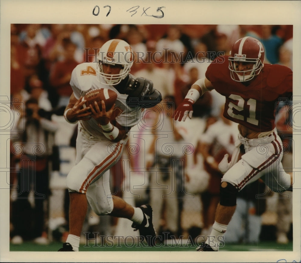 Press Photo Player Catches Ball While Opponent Chases Him During Alabama Game - Historic Images