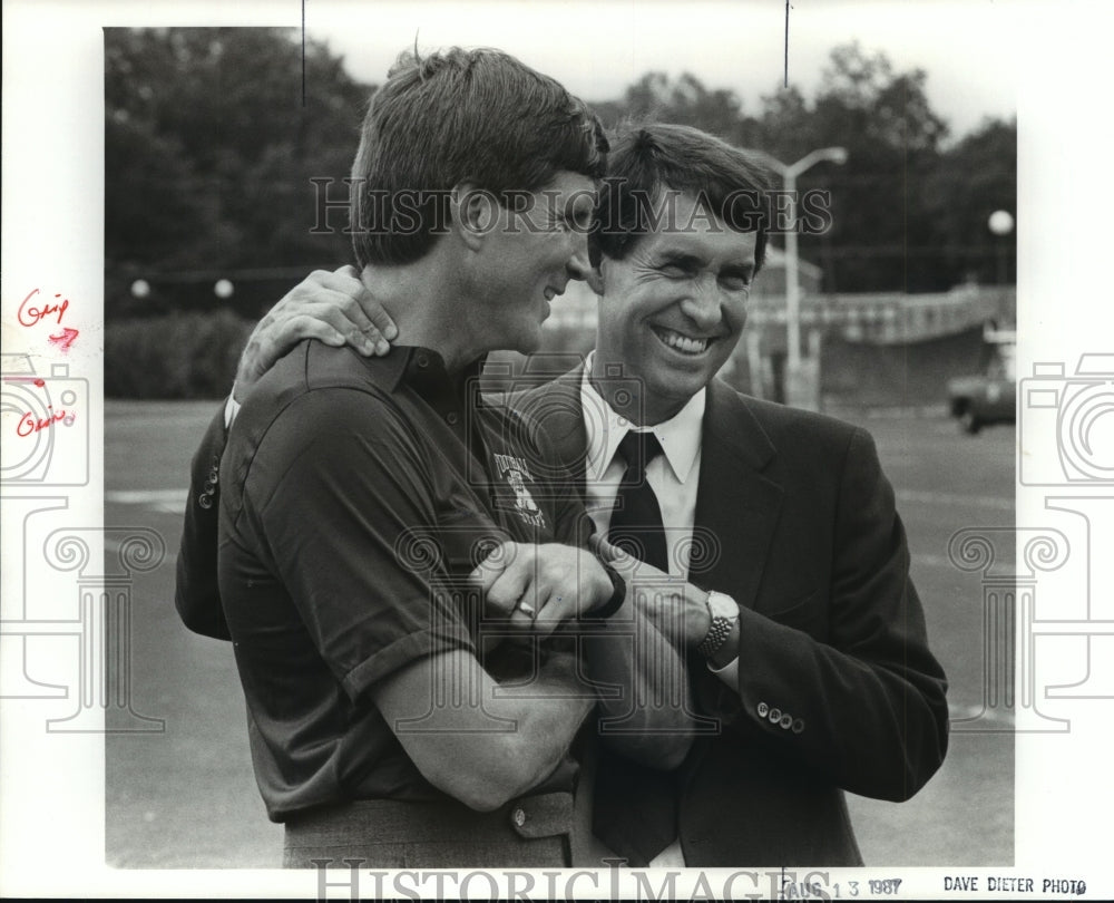 1987 Press Photo Steven Sloan And Bill Curry Have A Laugh Outdoors- Historic Images