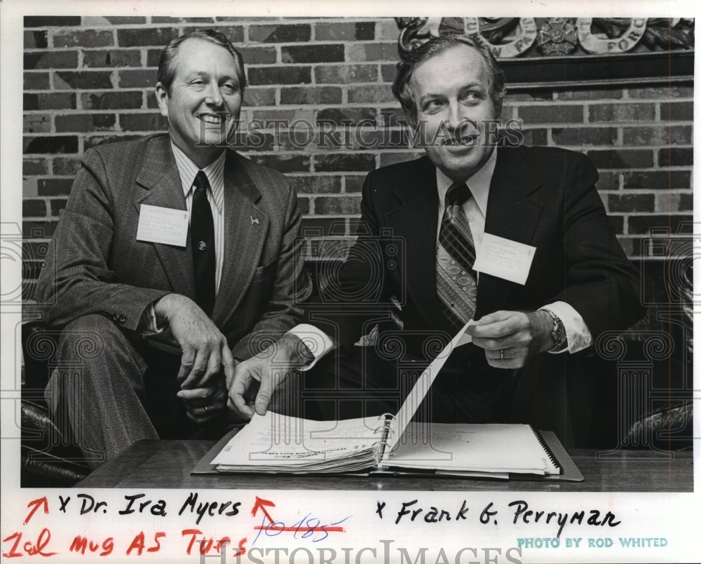 1974 Press Photo Dr. Ira Myers and Frank G. Perryman Look Over Folder - Historic Images