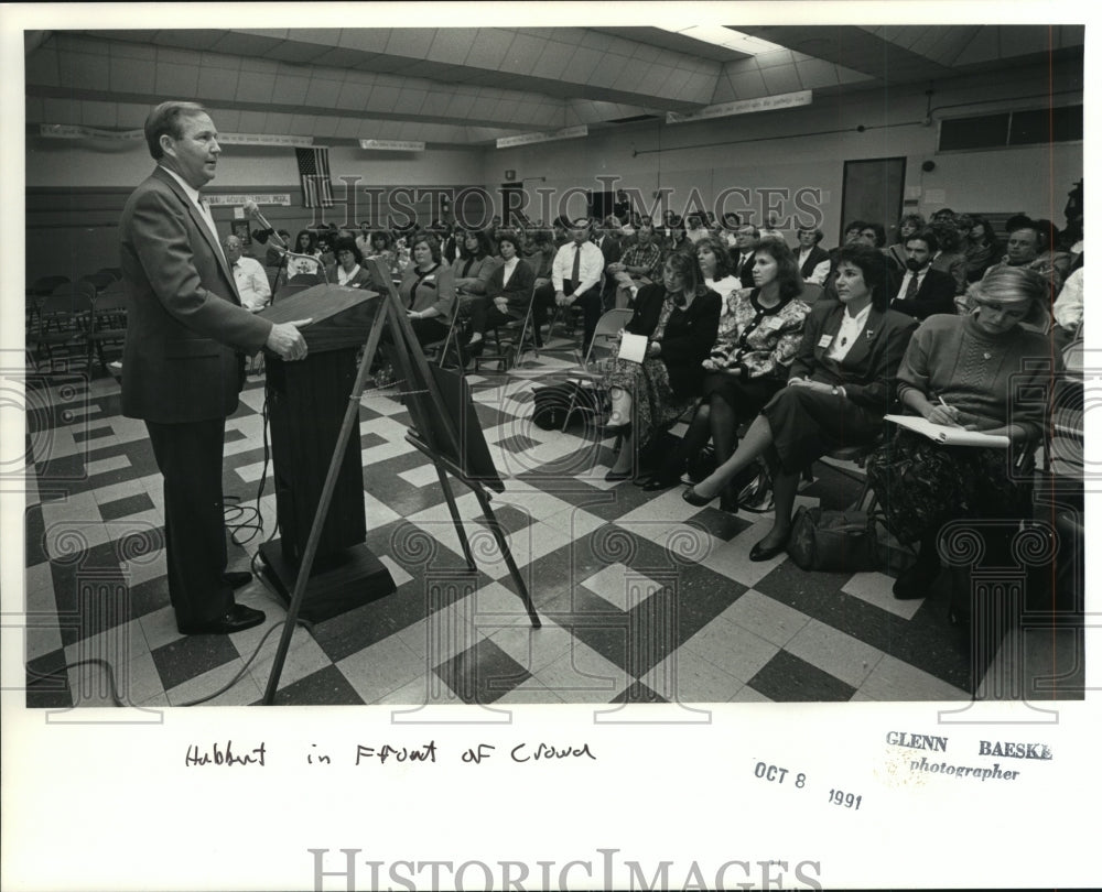 1991 Press Photo AEA Executive Director Paul Hubbert Speaks At Event- Historic Images