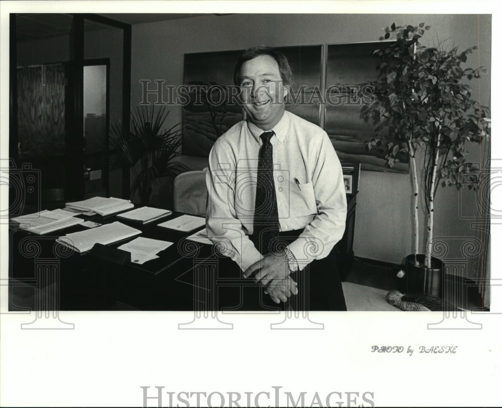 1986 Press Photo CEO Of Citizens Independent Bank Charlie Maner Sits On His Desk- Historic Images