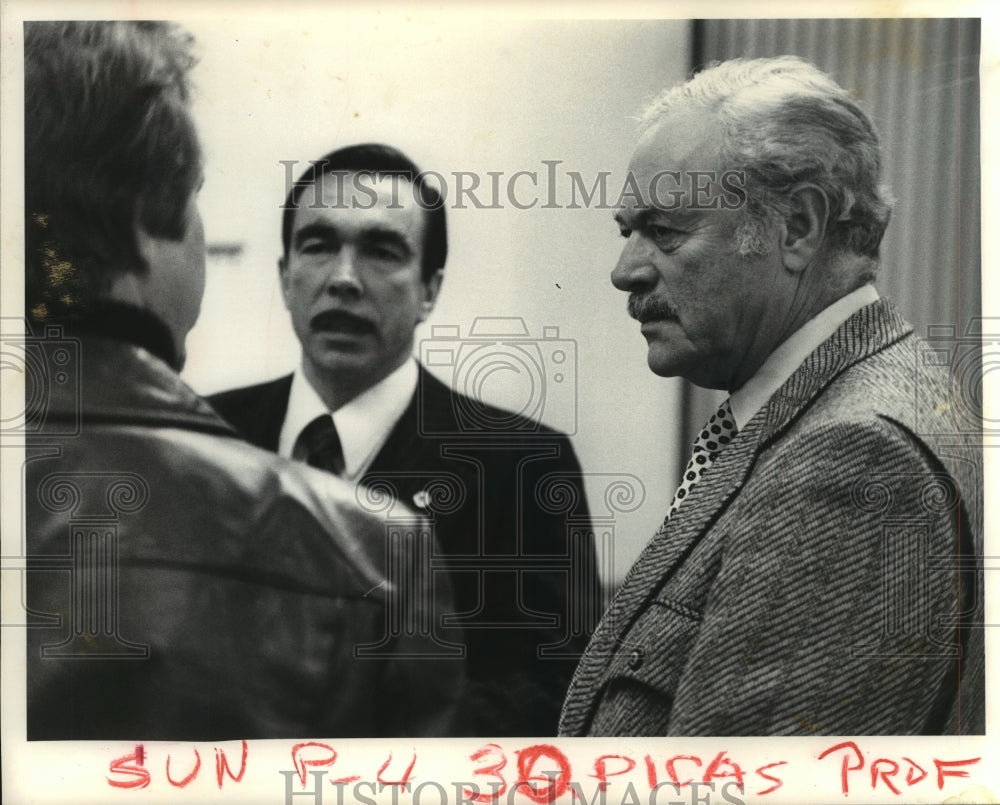 Press Photo Arthur Knight Talks With Men- Historic Images