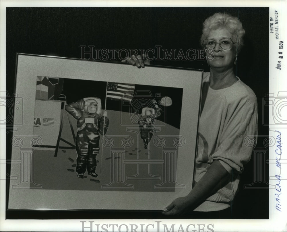 1989 Press Photo Marena McCann Of Huntsville Holds Her SpaceX Exhibition Entry- Historic Images