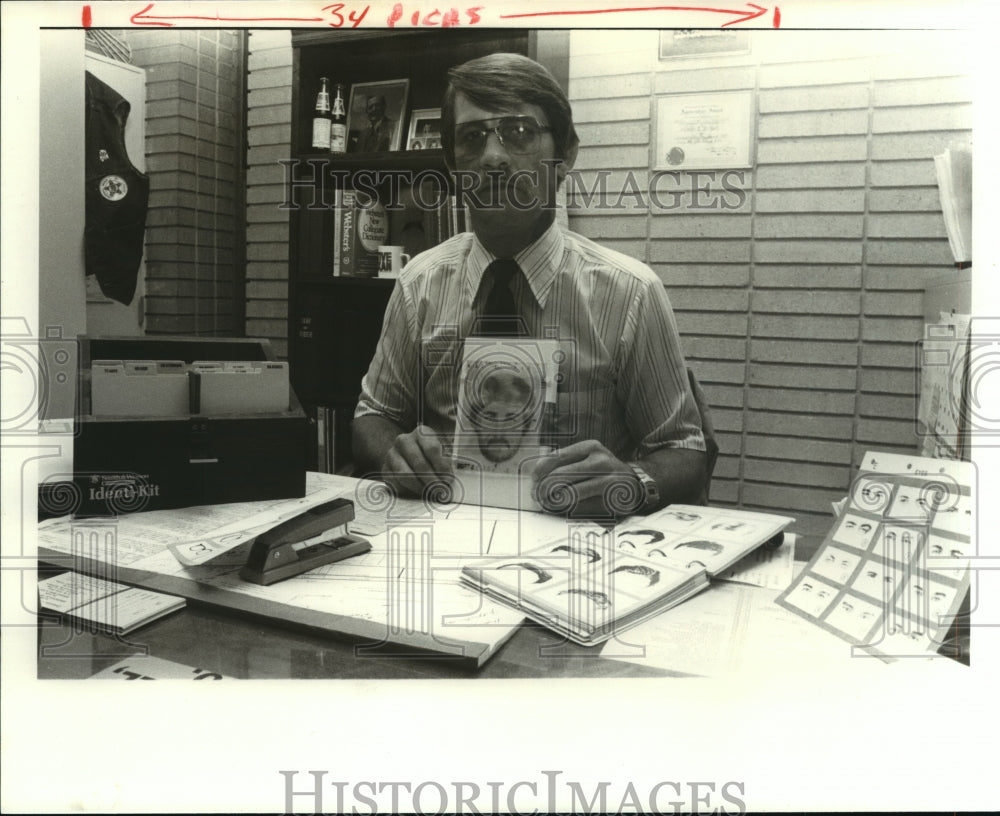 Press Photo Jim Miller Of Scottsboro Police Department Shows Drawing Of Suspect- Historic Images