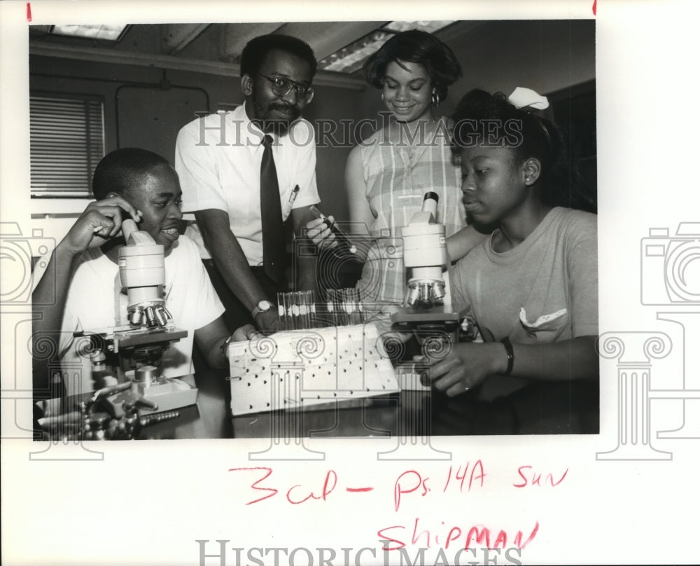 1989 Press Photo A&amp;M&#39;s Science Director Dr. Jerry Shipman Works With Students- Historic Images