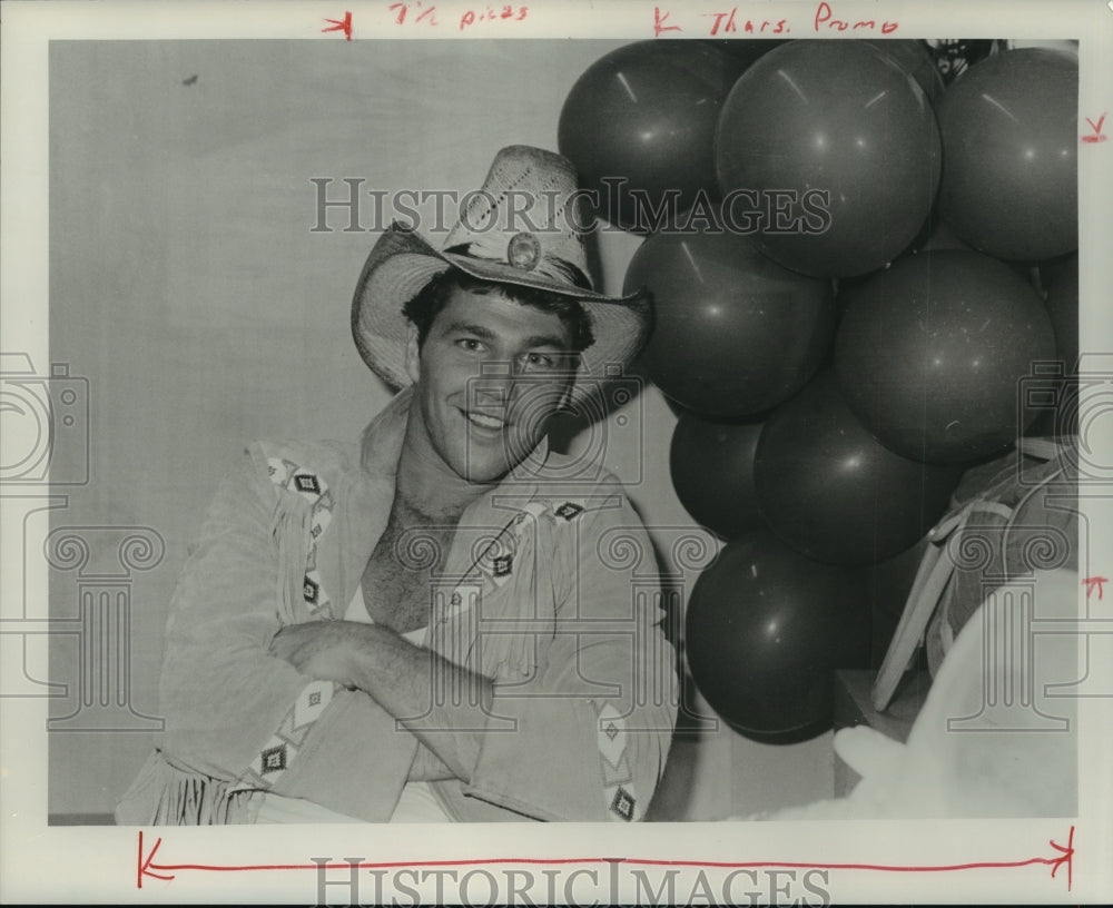 1986 Press Photo Decatur Dancer Mark Sellers Sits Next To Balloons - ahta01723 - Historic Images