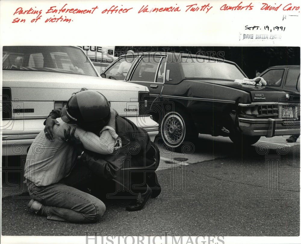 1991 Press Photo Parking Officer Twitty Comforts Son Of Victim David Caro- Historic Images