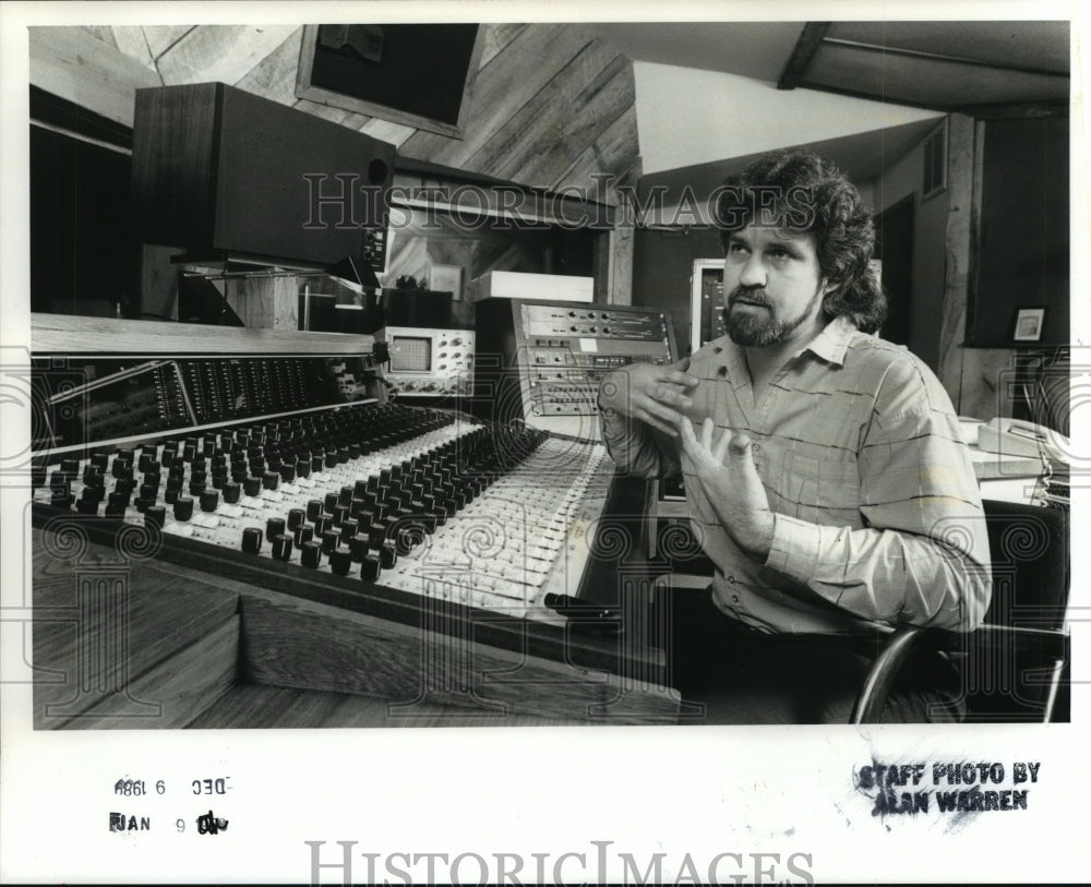 1989 Press Photo Doug Smith, Record Producer, Huntsville, Alabama - ahta01877 - Historic Images