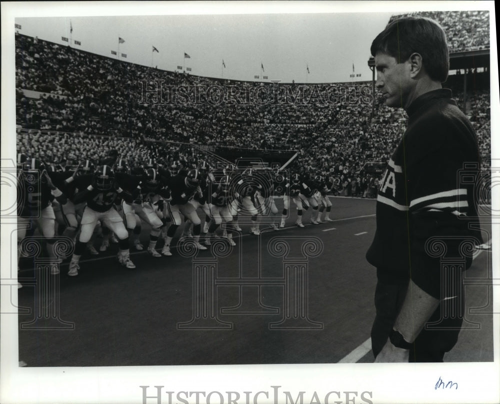 Press Photo Bill Curry, University of Alabama Football Coach, and Team - Historic Images