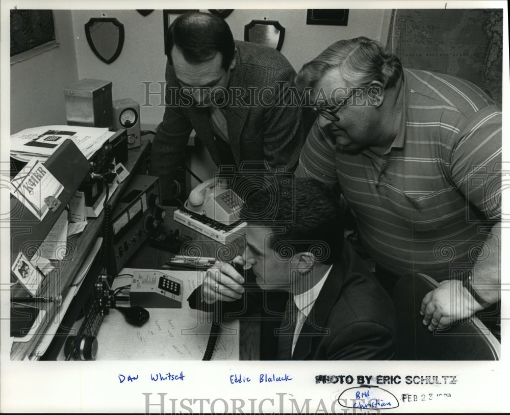 1989 Press Photo Huntsville Times&#39; Bill Christian Busy At Work With Others - Historic Images