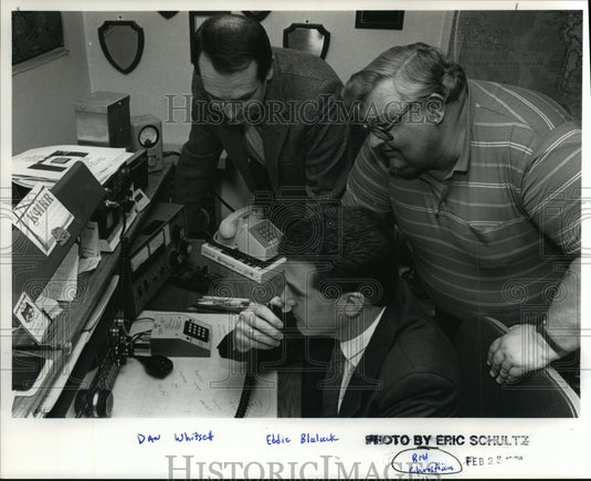 1989 Press Photo Huntsville Times' Bill Christian Busy At Work With Others - Historic Images