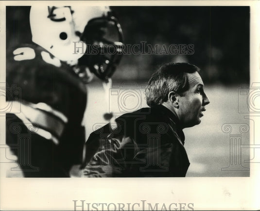 Press Photo Pat Dye Coaches Players During Football Game - ahta02062 - Historic Images