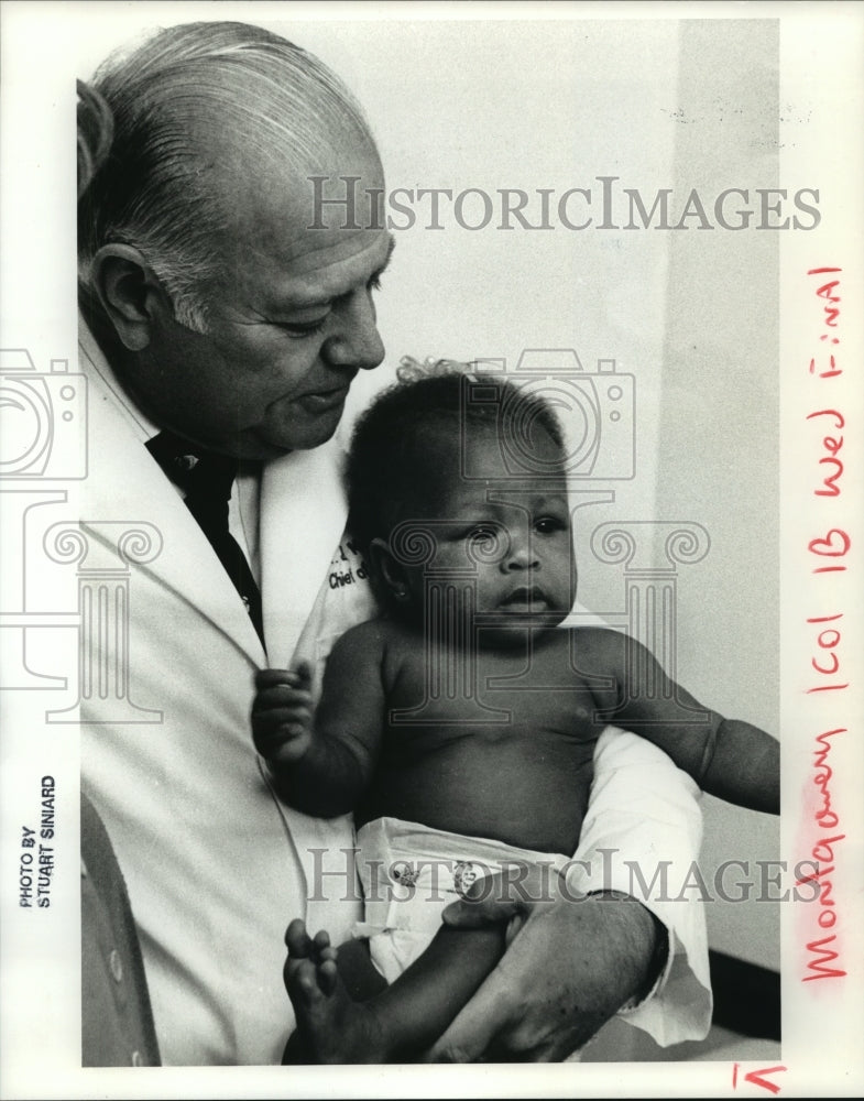 1990 Press Photo University Of Alabama Professor Dr. John Montgomery Holds Baby - Historic Images