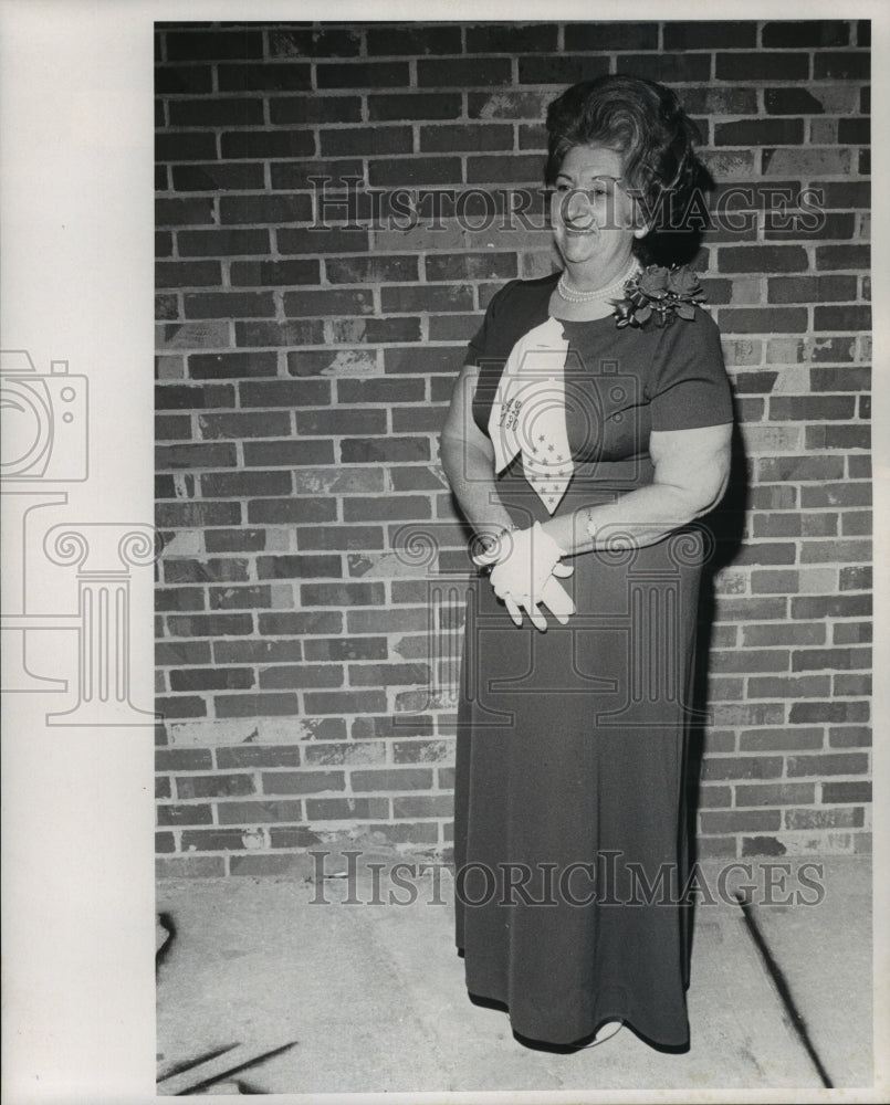 Press Photo Juanita Smith Stands Next To Brick Wall- Historic Images