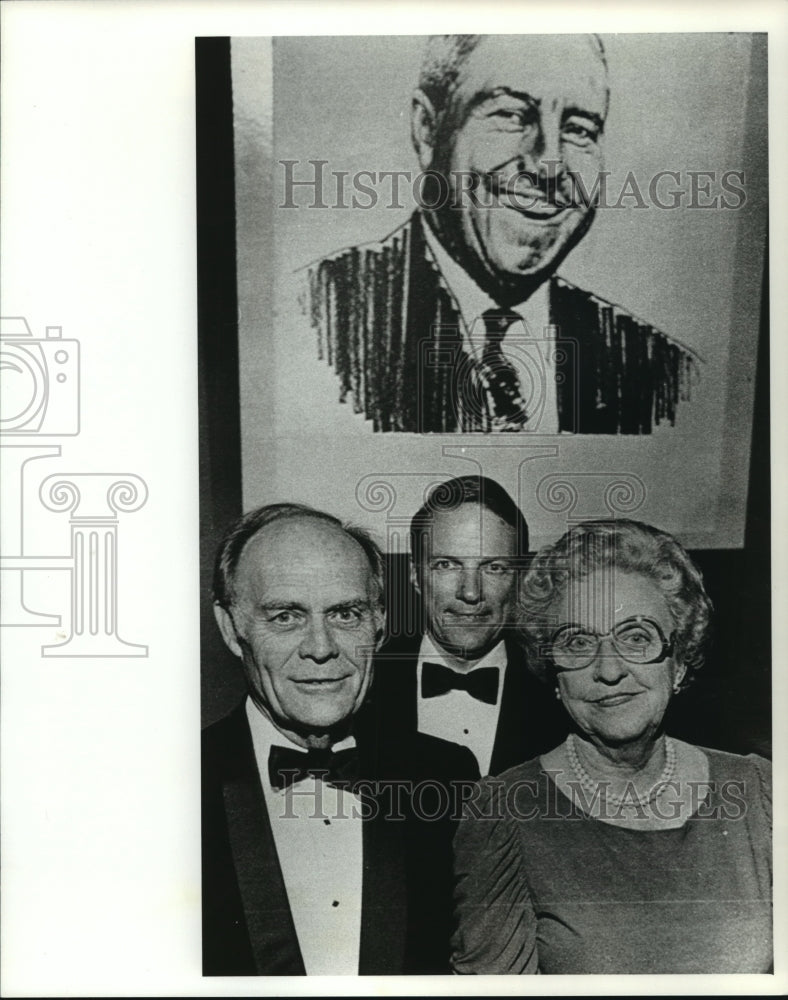 Press Photo Raymond and Betty Jones with Portrait of Carl T. Jones, Huntsville- Historic Images