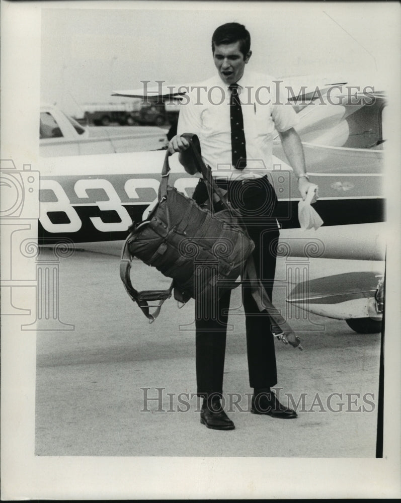 1970 Press Photo Huntsville Times Journalist John Lankford At Airport- Historic Images