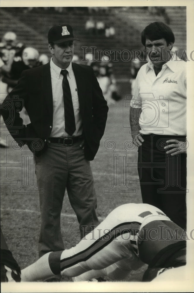 Press Photo Pat Dye and Other Auburn University Football Coach with Players- Historic Images