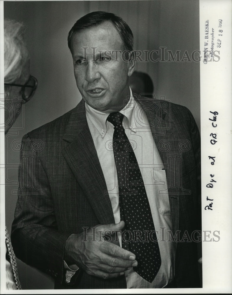 1990 Press Photo Pat Dye, Auburn University Football Coach, at Quarterback Club- Historic Images