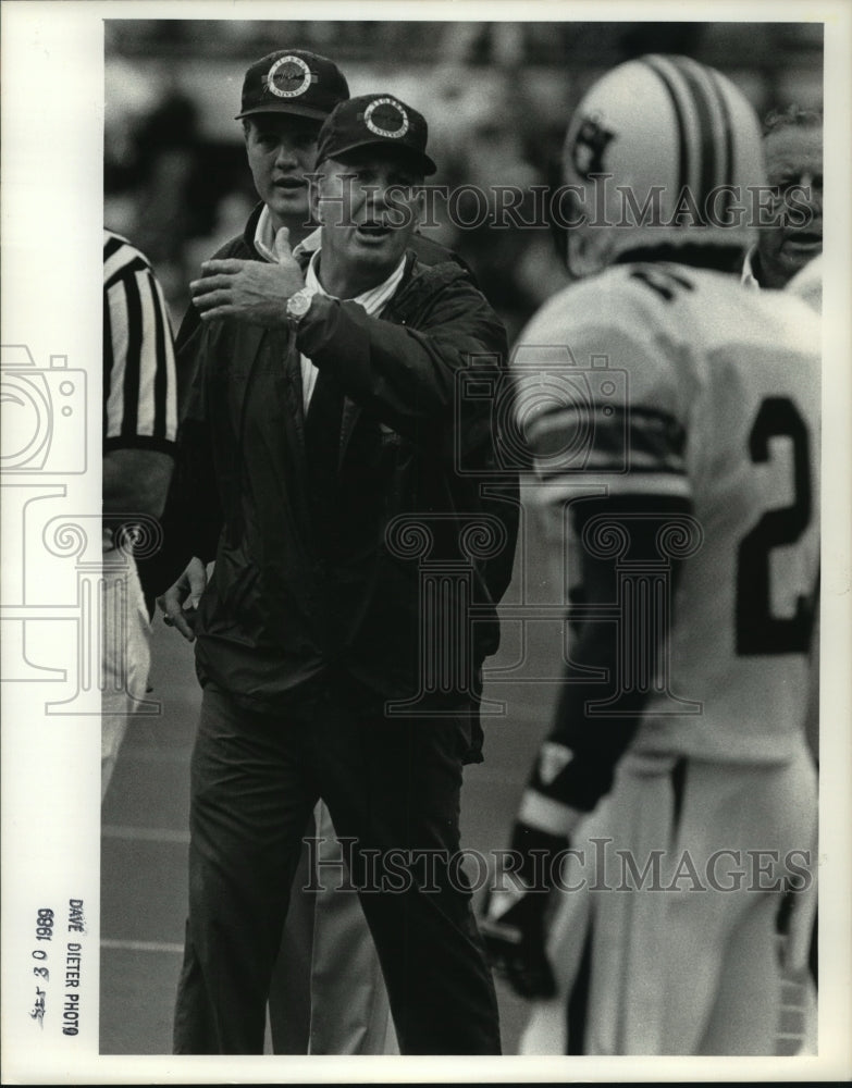 1989 Press Photo Pat Dye, Alabama Head Coach, Talks to Players - ahta02666- Historic Images