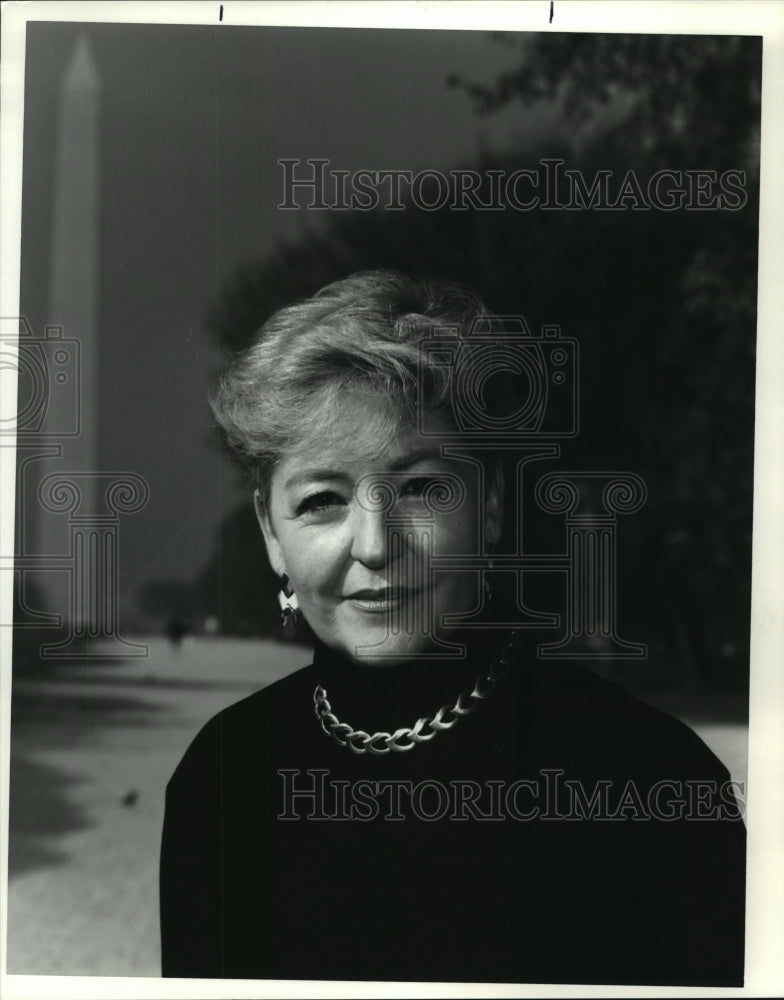 1990 Press Photo Linda Hunt, Author of &quot;Secret Agenda,&quot; Book on Von Braun Team- Historic Images