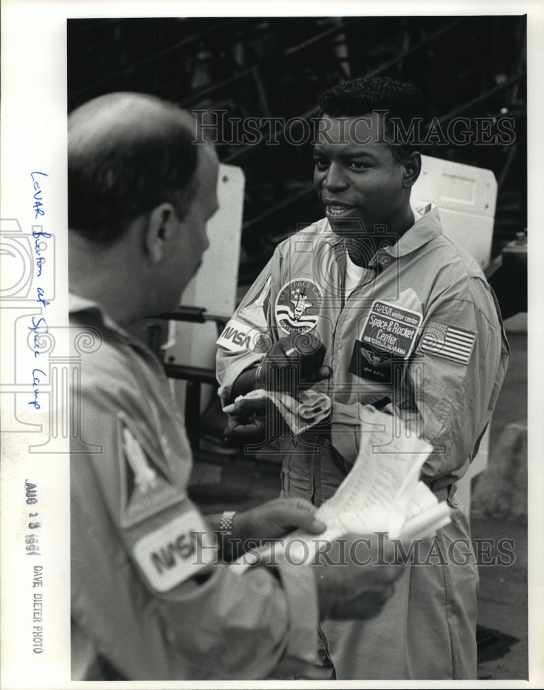 1991 Press Photo LeVar Burton, Star Trek Actor, at Space and Rocket Center- Historic Images