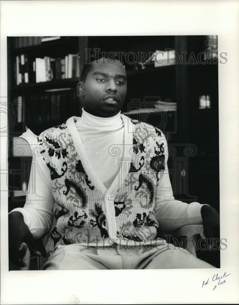 1991 Press Photo Auburn Football Player Eric Ramsey Sits In Chair- Historic Images