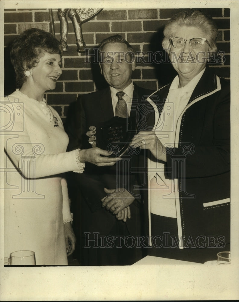 1971 Press Photo Marie Reese Receives Award in Albertville, Alabama- Historic Images