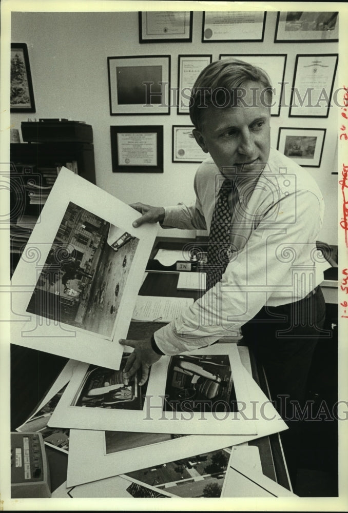 1981 Press Photo Bill Hoyt with Photographs- Historic Images